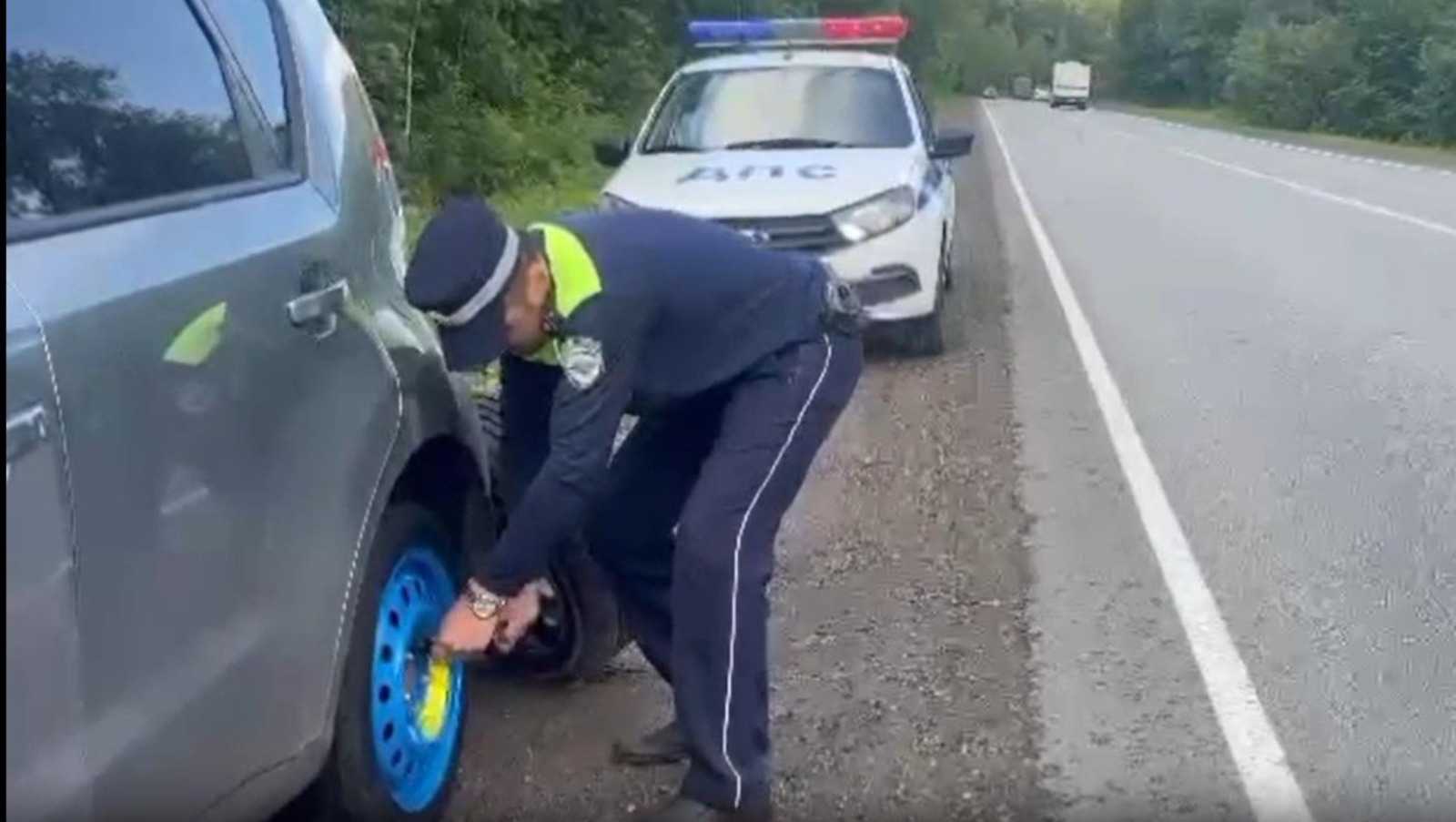 В Башкирии полицейские помогли женщине с двумя детьми поменять колесо на автомобиле