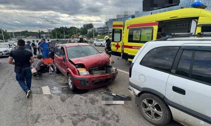 В Уфе после столкновения двух авто пострадавших сбила третья машина