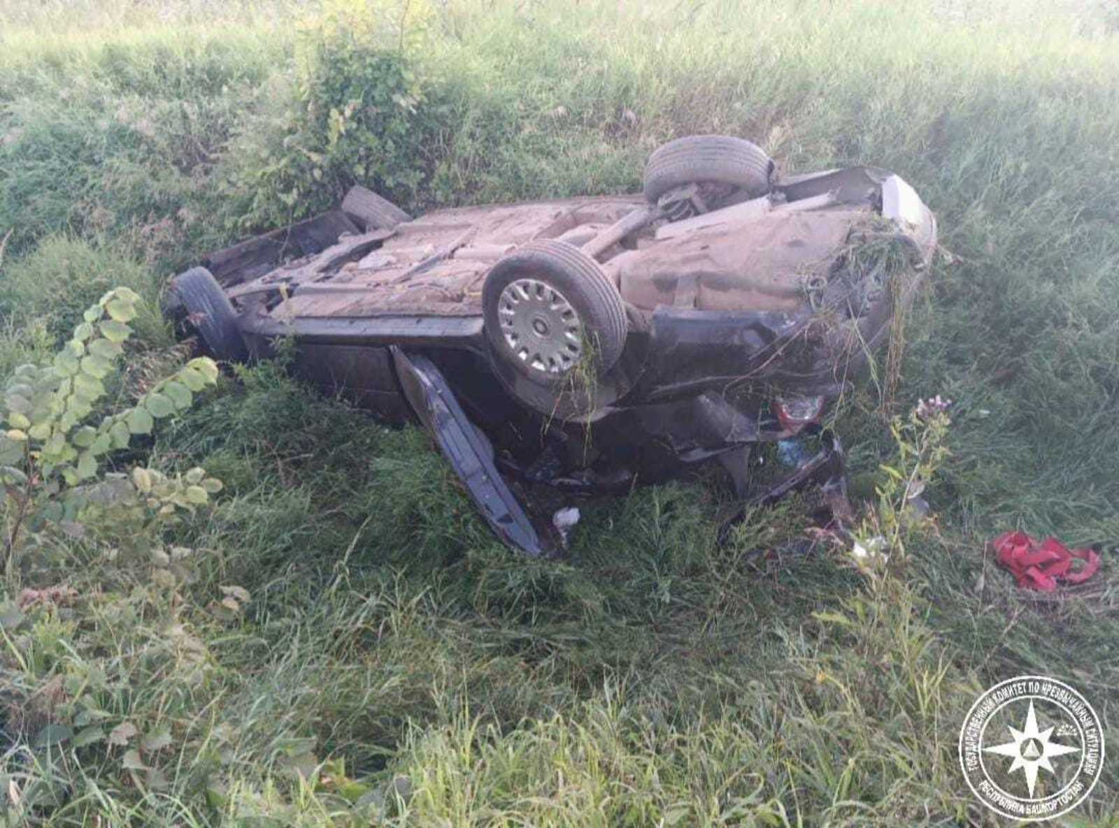 В Башкирии машина вылетела в кювет: водителя деблокировали спасатели