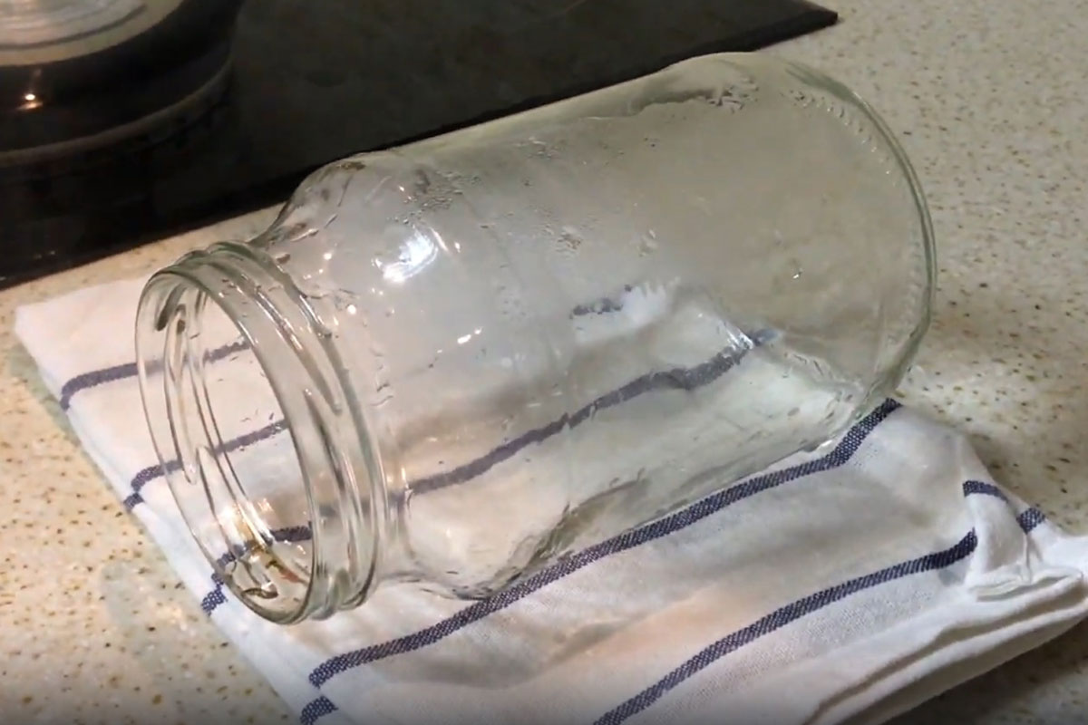 Необычный способ стерилизации банок — никакого кипячения: трачу 2 секунды — выигрываю несколько часов