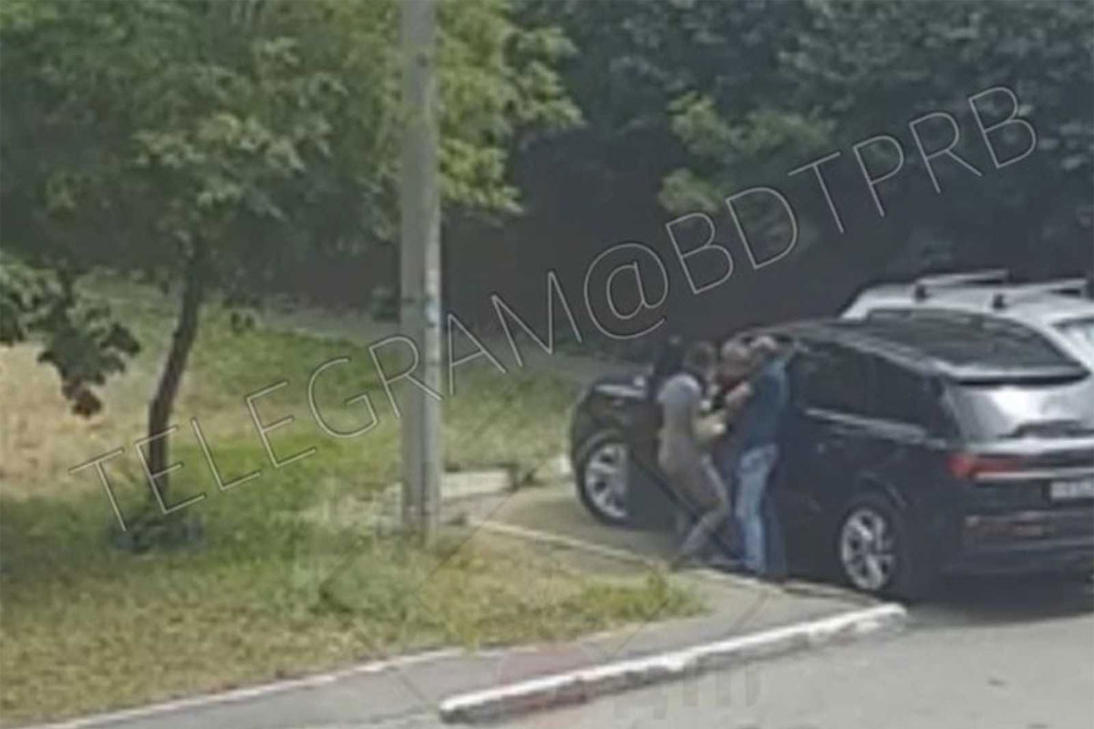 Двое уфимцев устроили кровавую разборку с кастетом посреди дня
