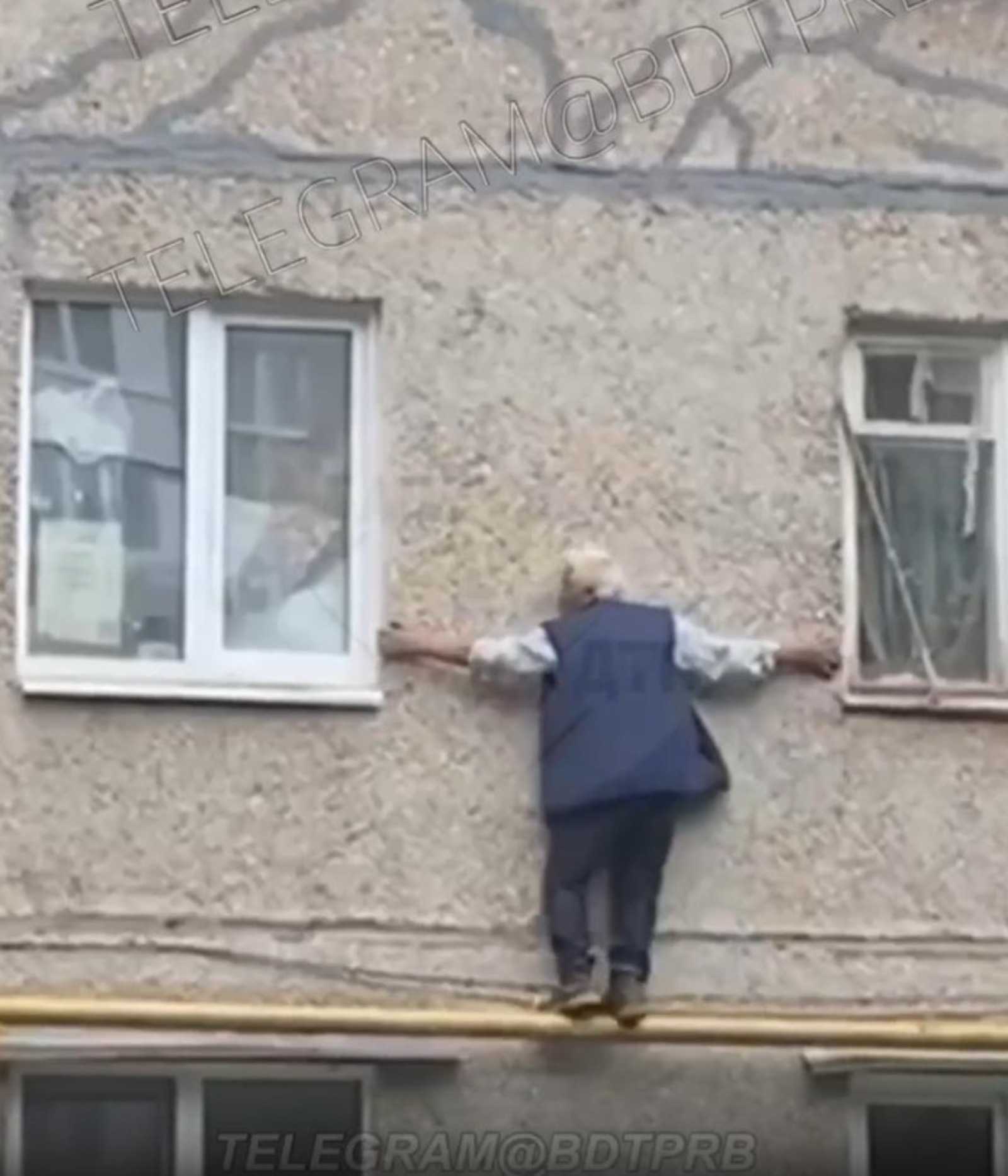 В Уфе пенсионер превратил квартиру в склад мусора и добирается до квартиры через окно