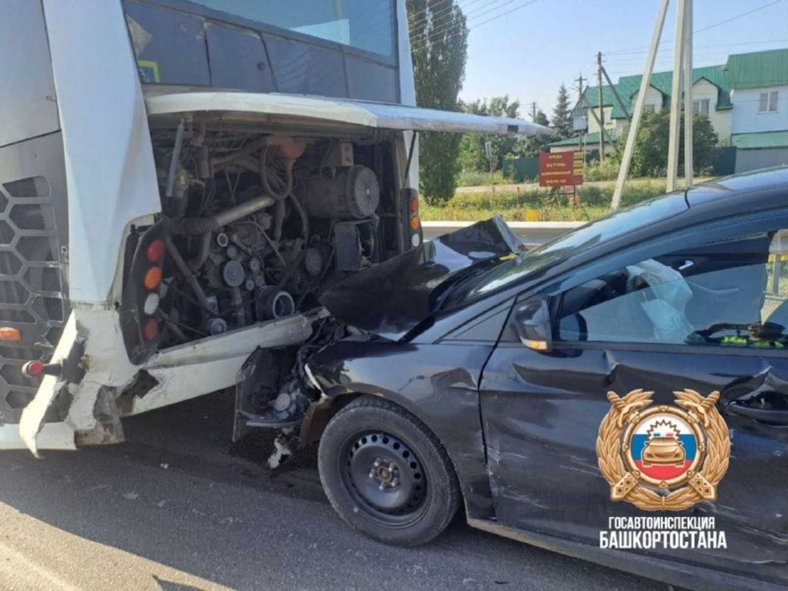 Автобус с пассажирами попал в аварию под Уфой: двоих детей госпитализировали