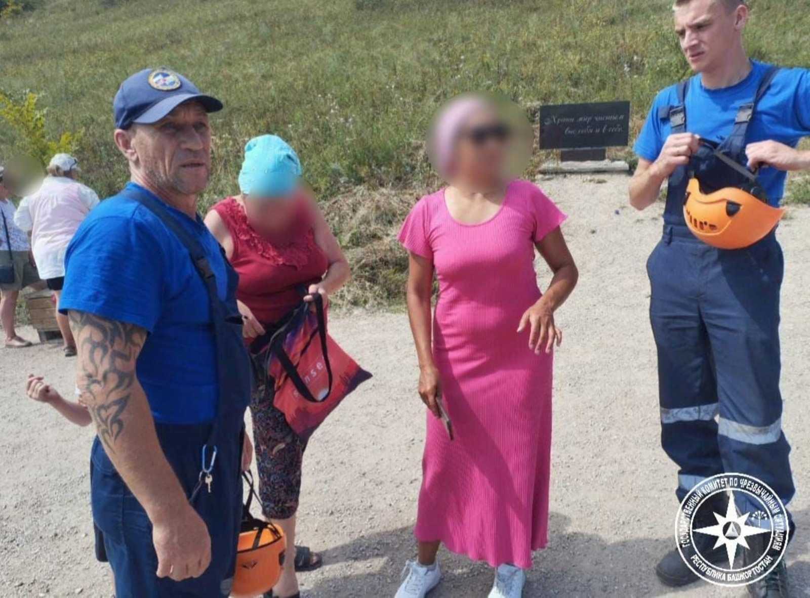 На горе Торатау спасли семью с тремя детьми