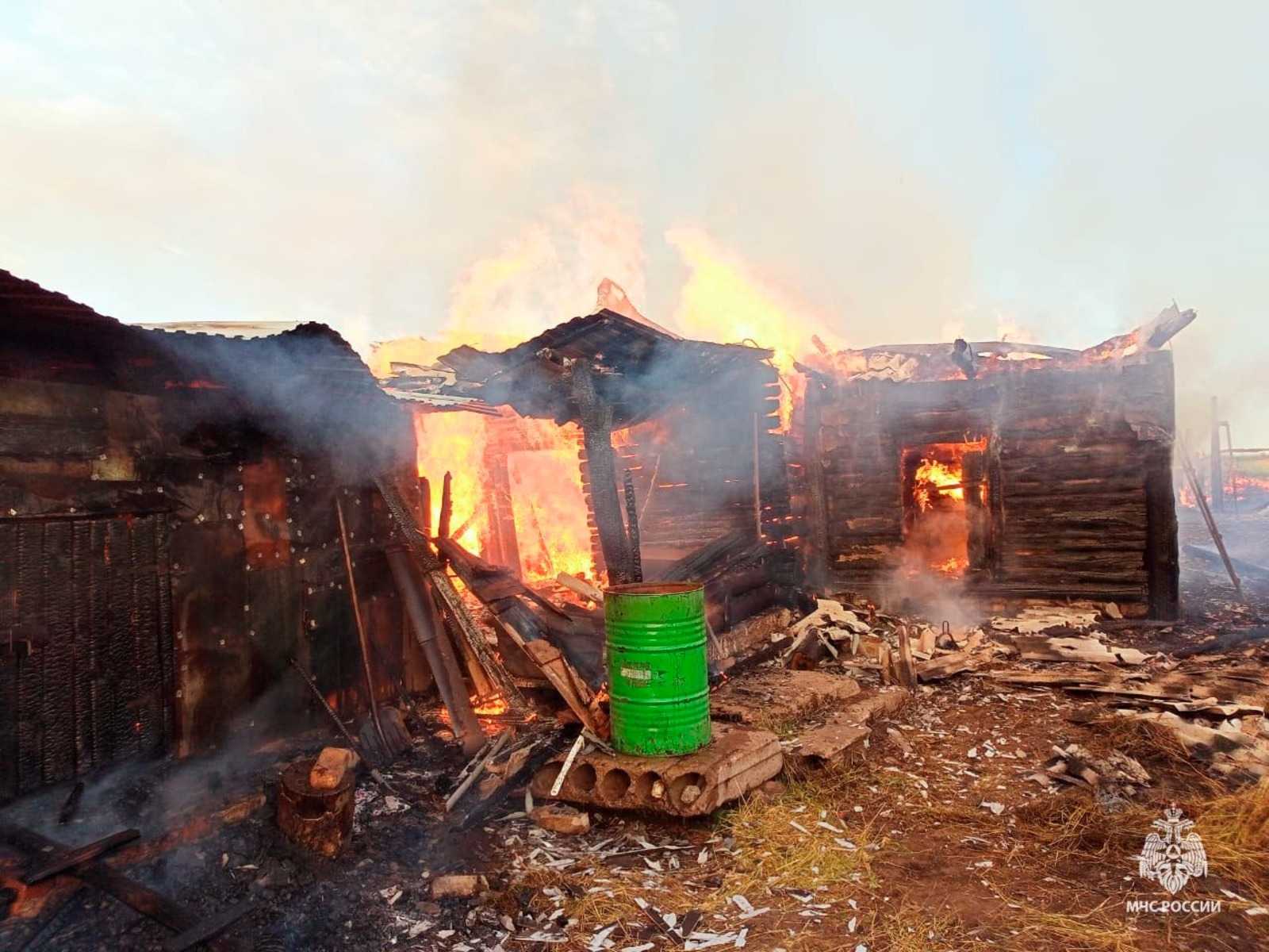В Башкирии троих человек спасли из пожара, который начался из-за сигареты