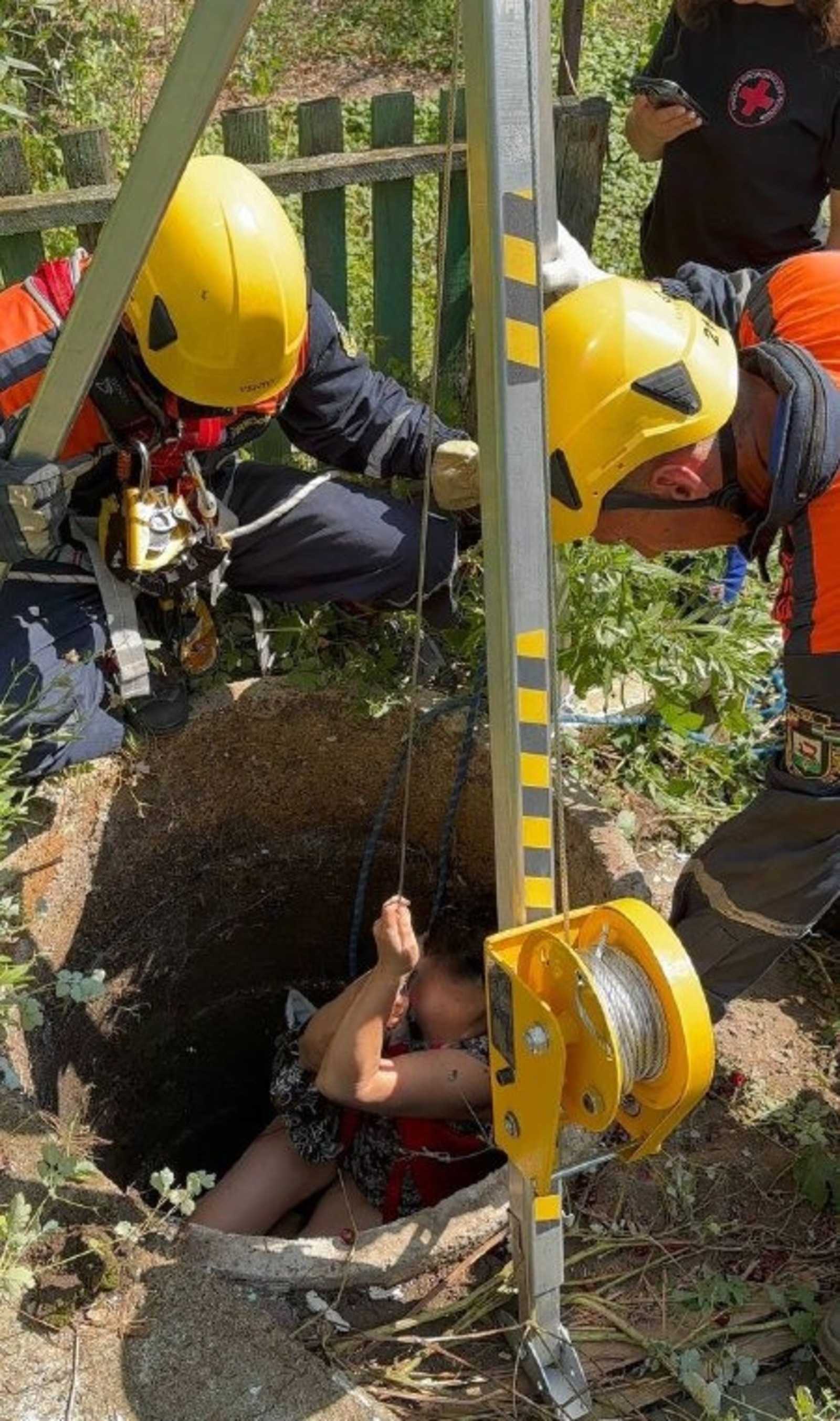 В Уфе женщина упала в колодец и сломала ноги