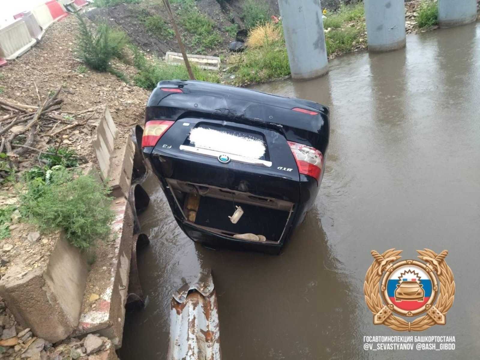 В Башкирии водитель грузовика погиб, упав с моста
