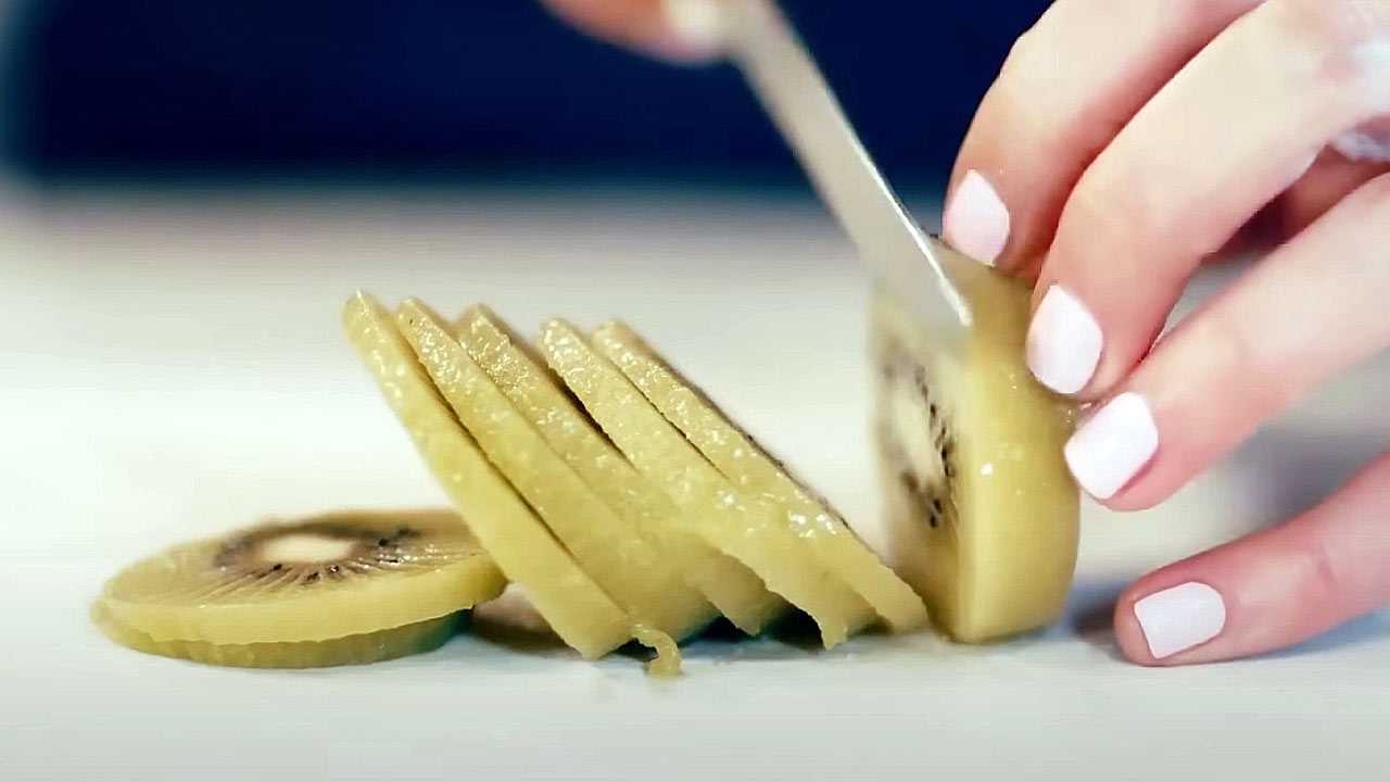 «Содержит важный гормон»: эксперты рассказали, что может произойти, если есть киви на ночь — избавит от знакомой всем проблемы