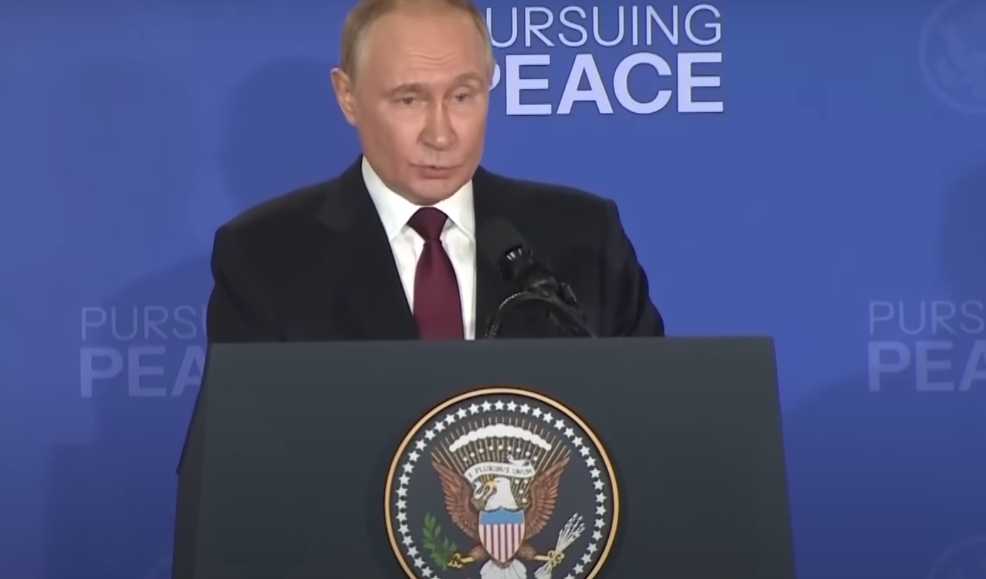 Стало известно, что за книгу об Украине Путин передал Трампу на Аляске: президента США она несказанно удивила