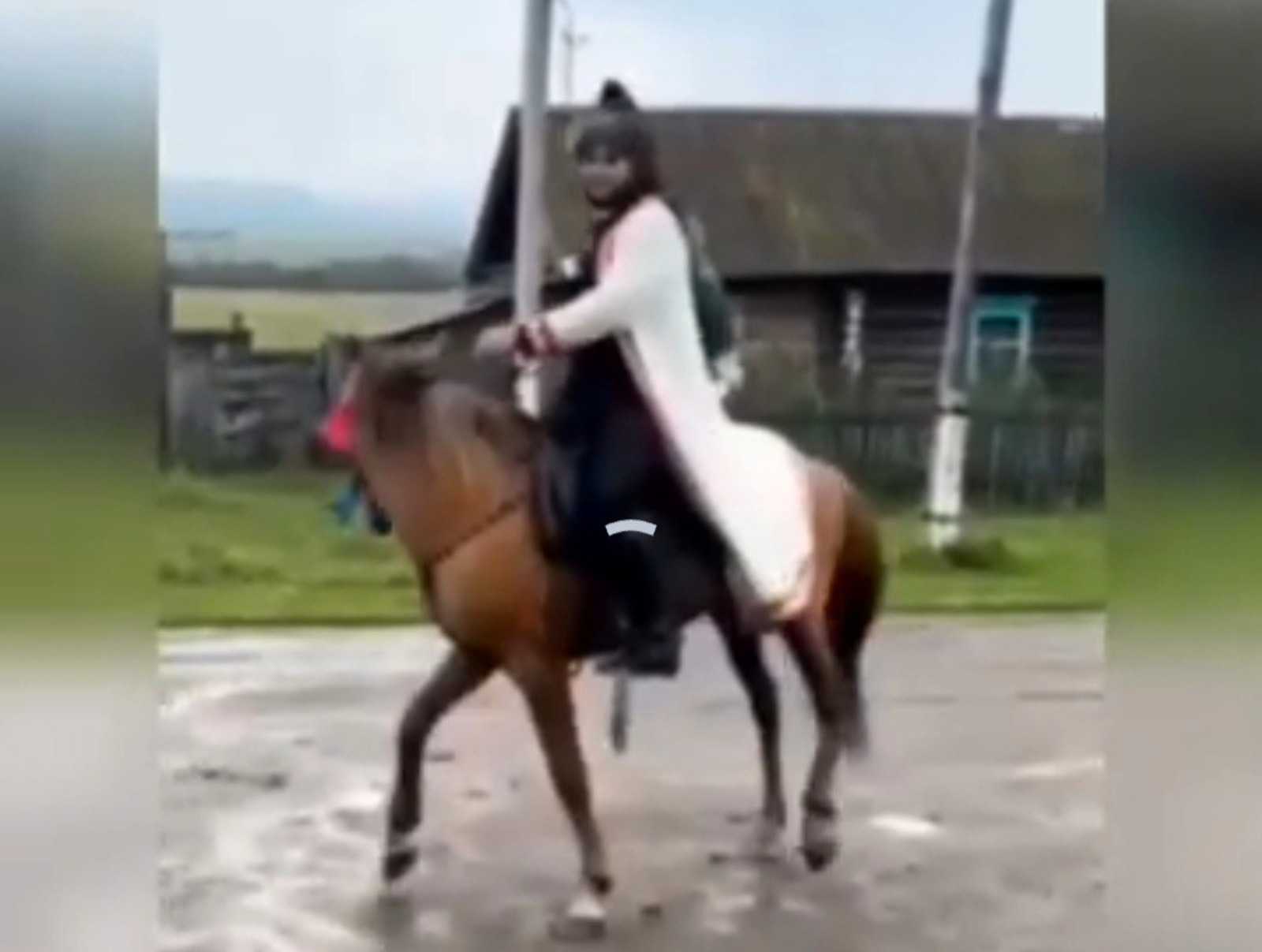 Жених в башкирском наряде прискакал к невесте верхом через всю деревню