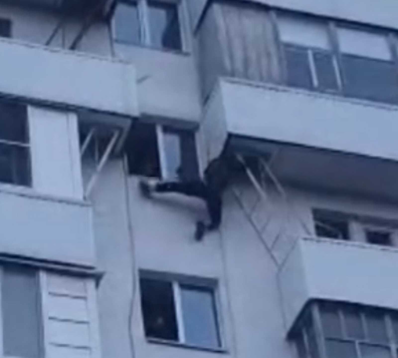 В Уфе спасатели залезли на шестой этаж через балкон, чтобы помочь пенсионерке