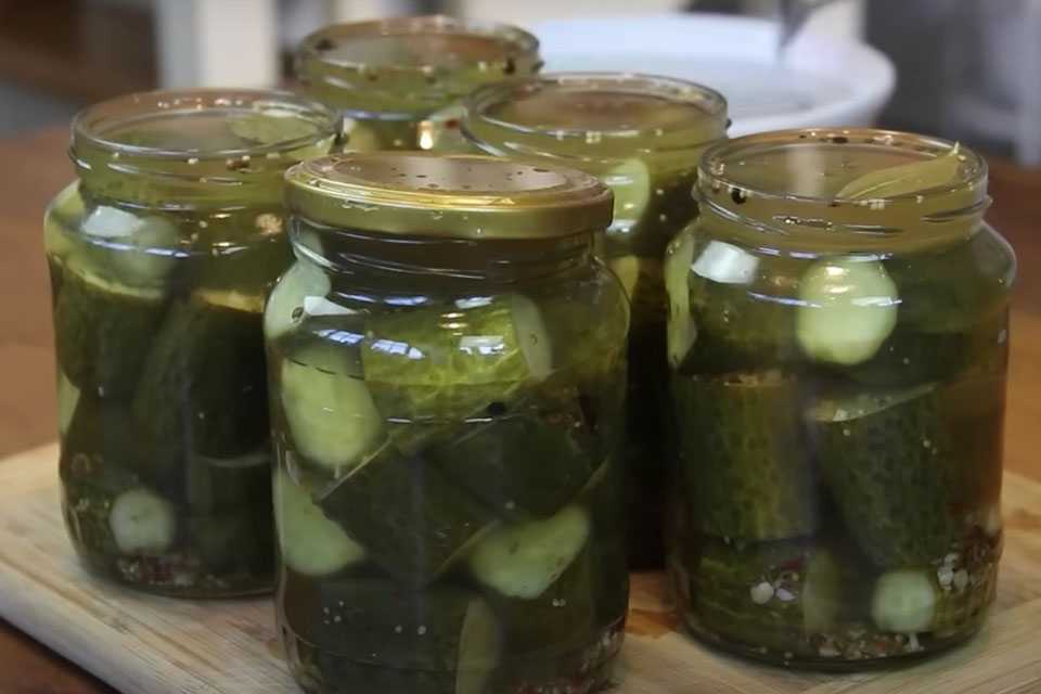 На крышки банок всегда надеваю резинки — и сплю спокойно: Невероятный лайфхак перевернёт вашу жизнь с ног на голову