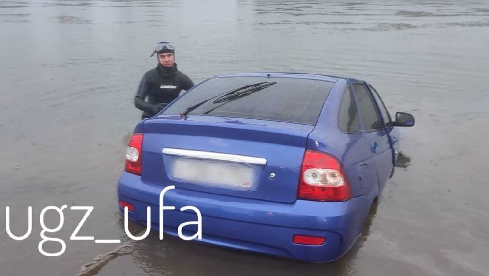 В Уфе «Приора» съехала в реку Белую из-за неисправного ручника