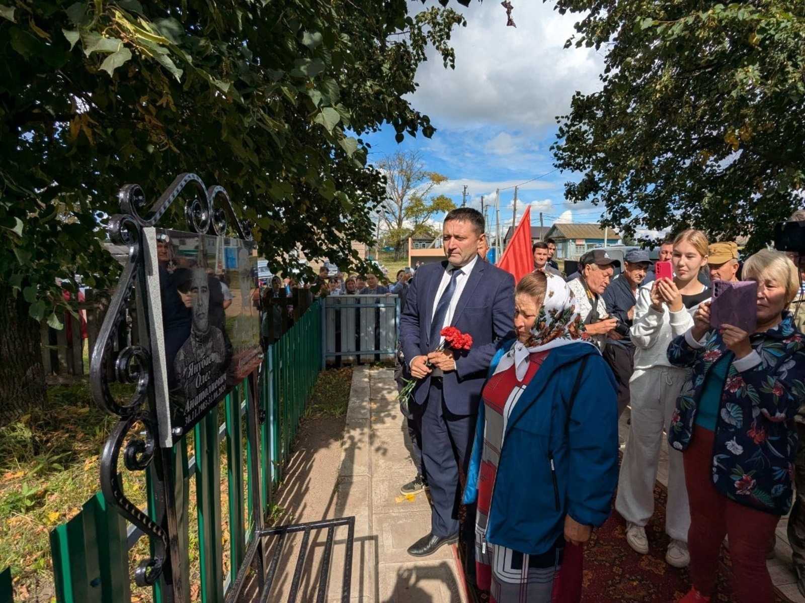 В Башкирии открыли памятник братьям Янубаевым, погибшим на СВО