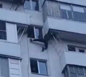 В Уфе спасатели залезли на шестой этаж через балкон, чтобы помочь пенсионерке