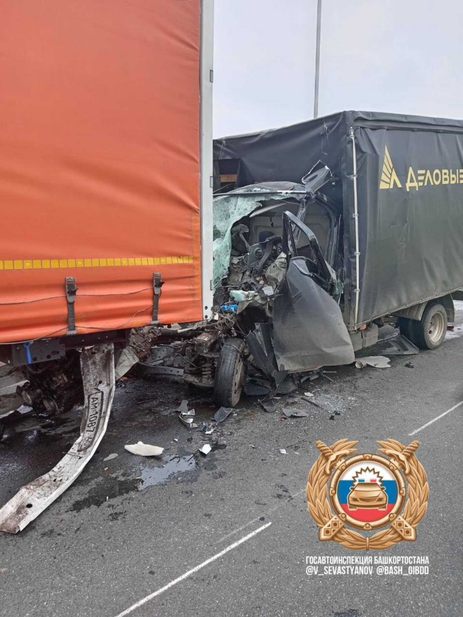 На трассе М-5 в Башкирии водитель «Газели» погиб, врезавшись в стоявший грузовик