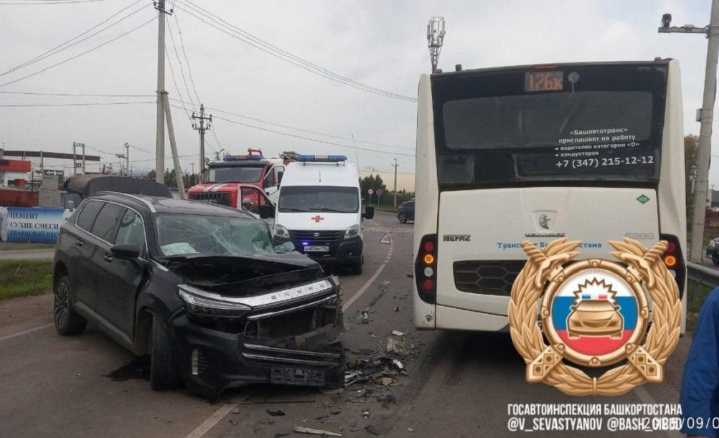 В Уфимском районе столкнулись автобус и легковой автомобиль, шесть человек пострадали