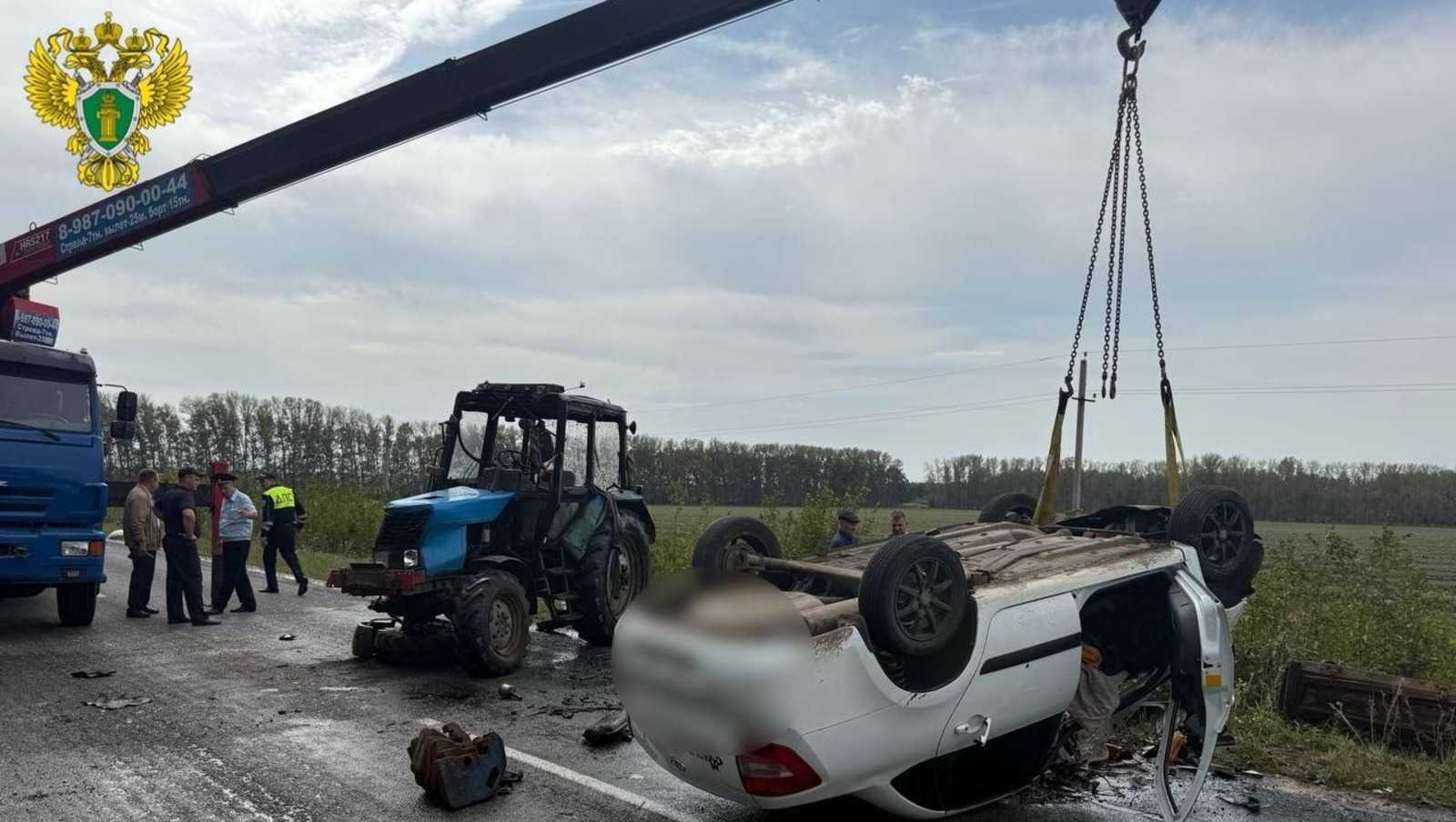 В Башкирии в ДТП с трактором погибли три человека, включая ребёнка