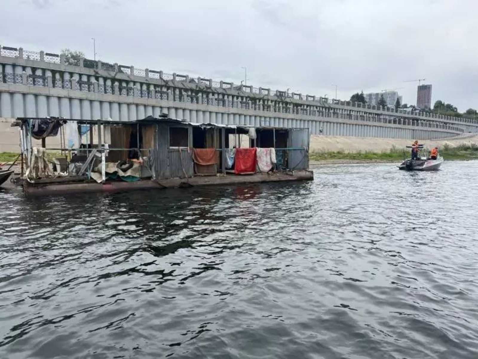 В Уфе спасатели сняли с мели плавучий дом с туристами