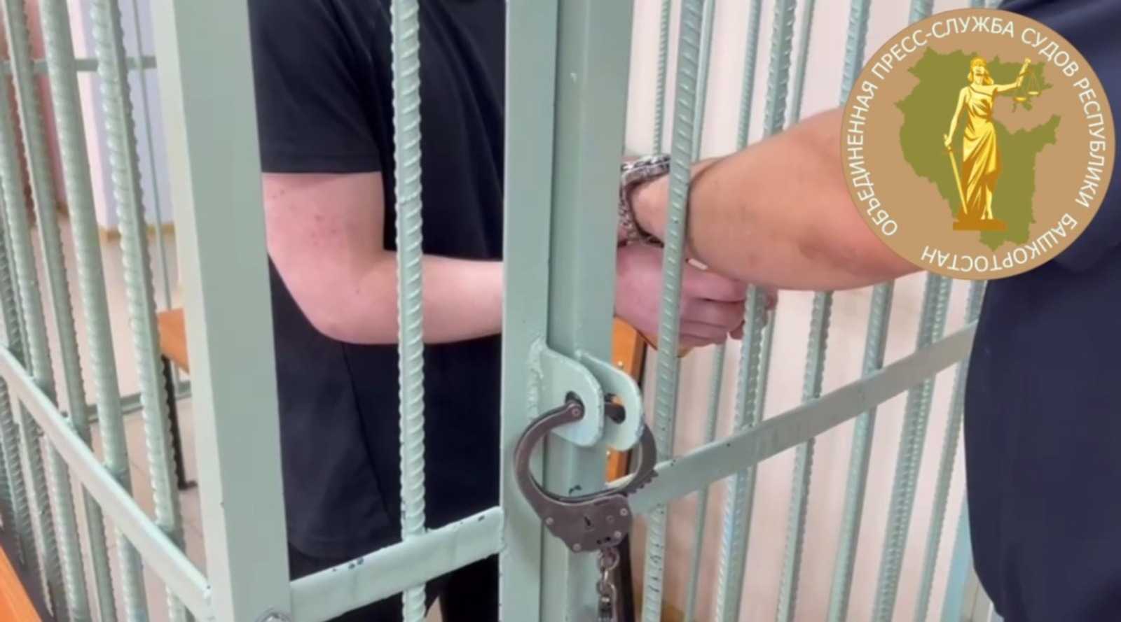 Двух жителей Башкирии приговорили к 3 и 5 годам колонии за избиение полицейского