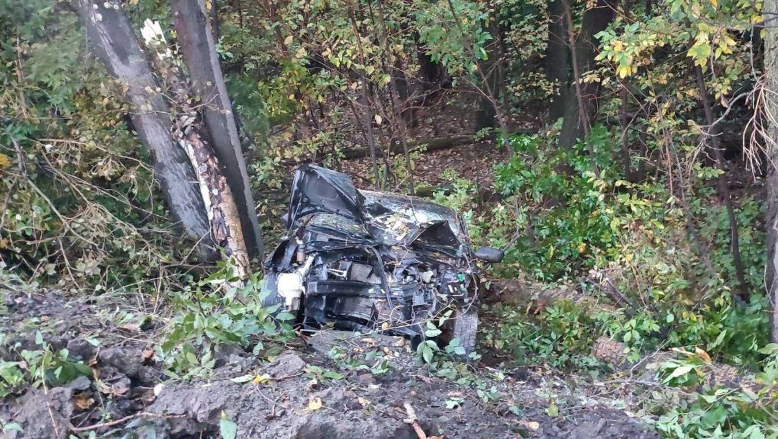 В Уфе водитель попал в больницу: его машина перевернулась, и на неё упало дерево