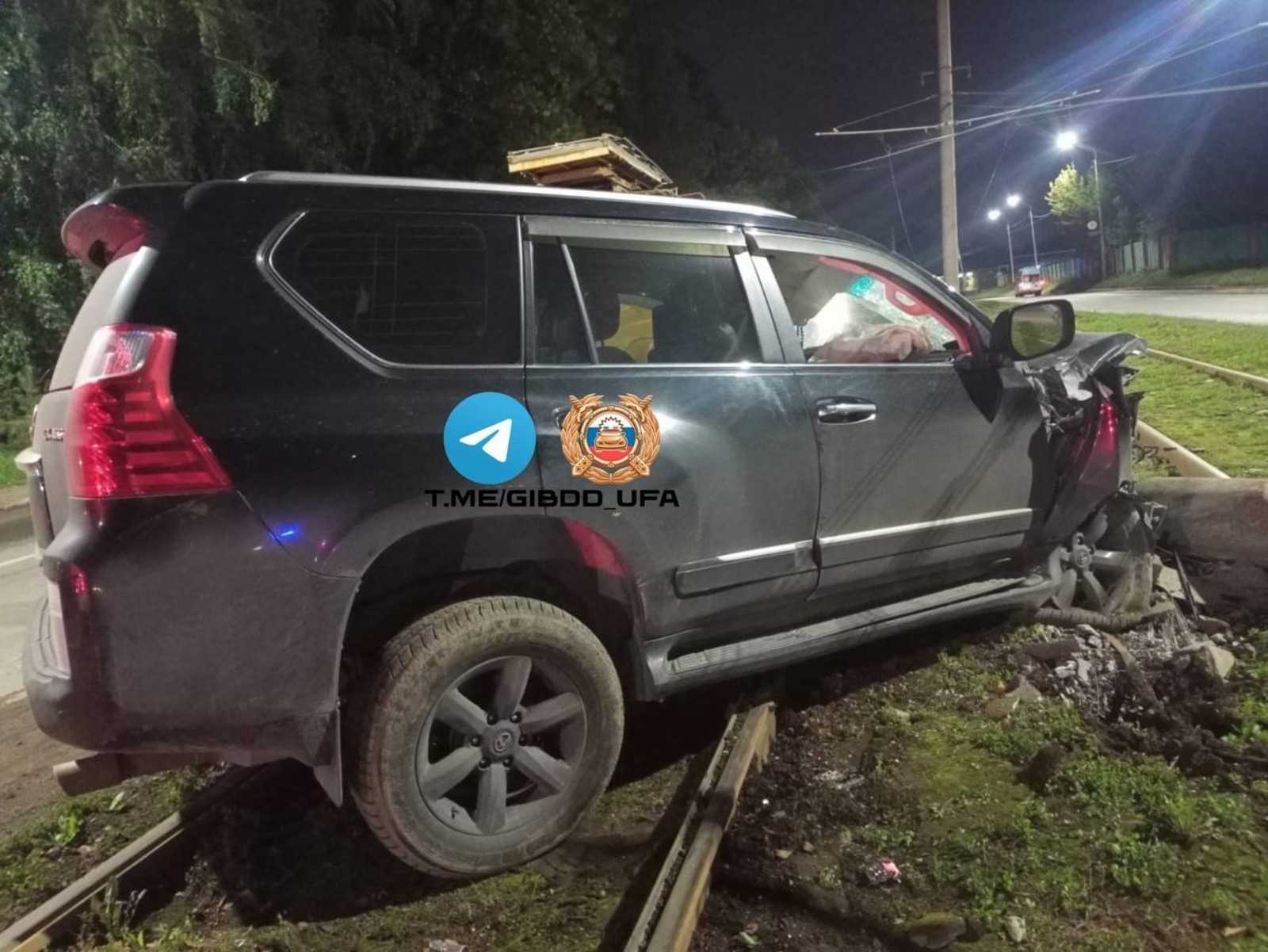 В Уфе водитель «Лексуса» снёс столб и остановил движение трамваев