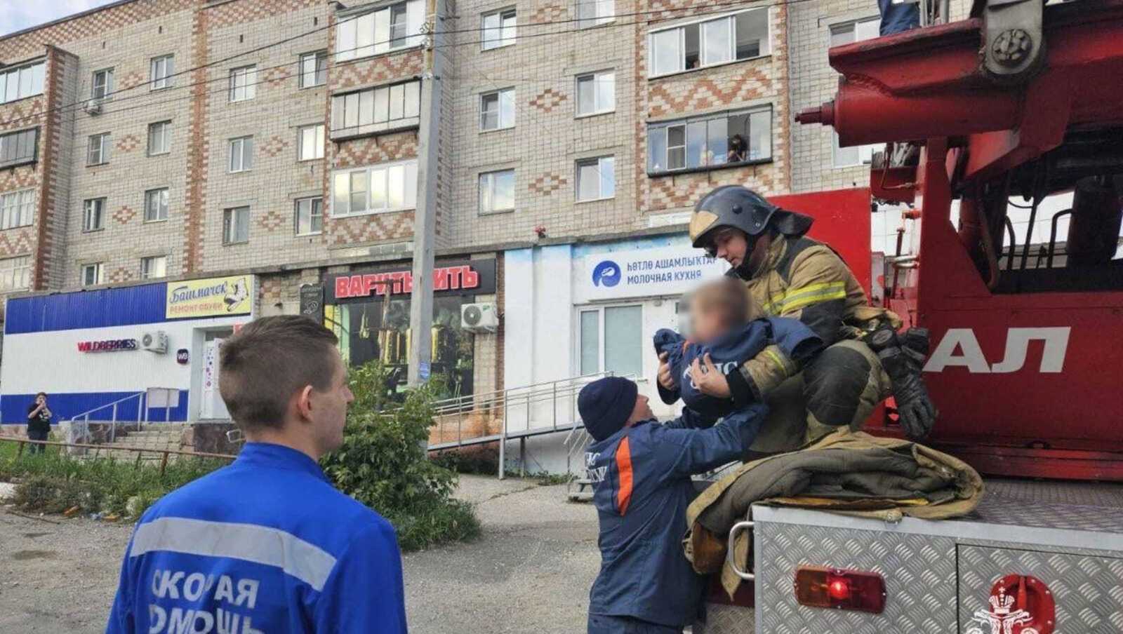 В Белорецке спасли ребёнка с крыши магазина