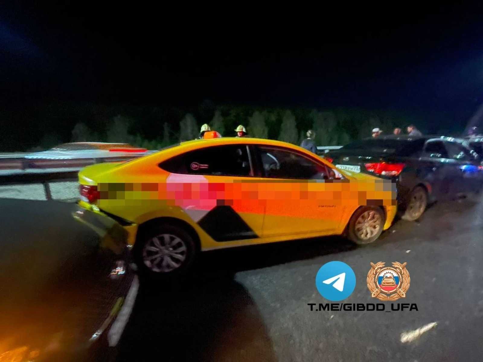 На трассе Уфа — Оренбург столкнулись восемь автомобилей, пострадала женщина