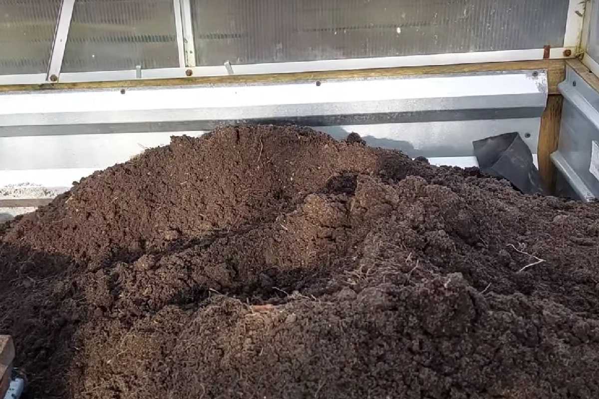 Больше не накрываем этим грядки на зиму — «убили» огород, а агрономы предупреждали