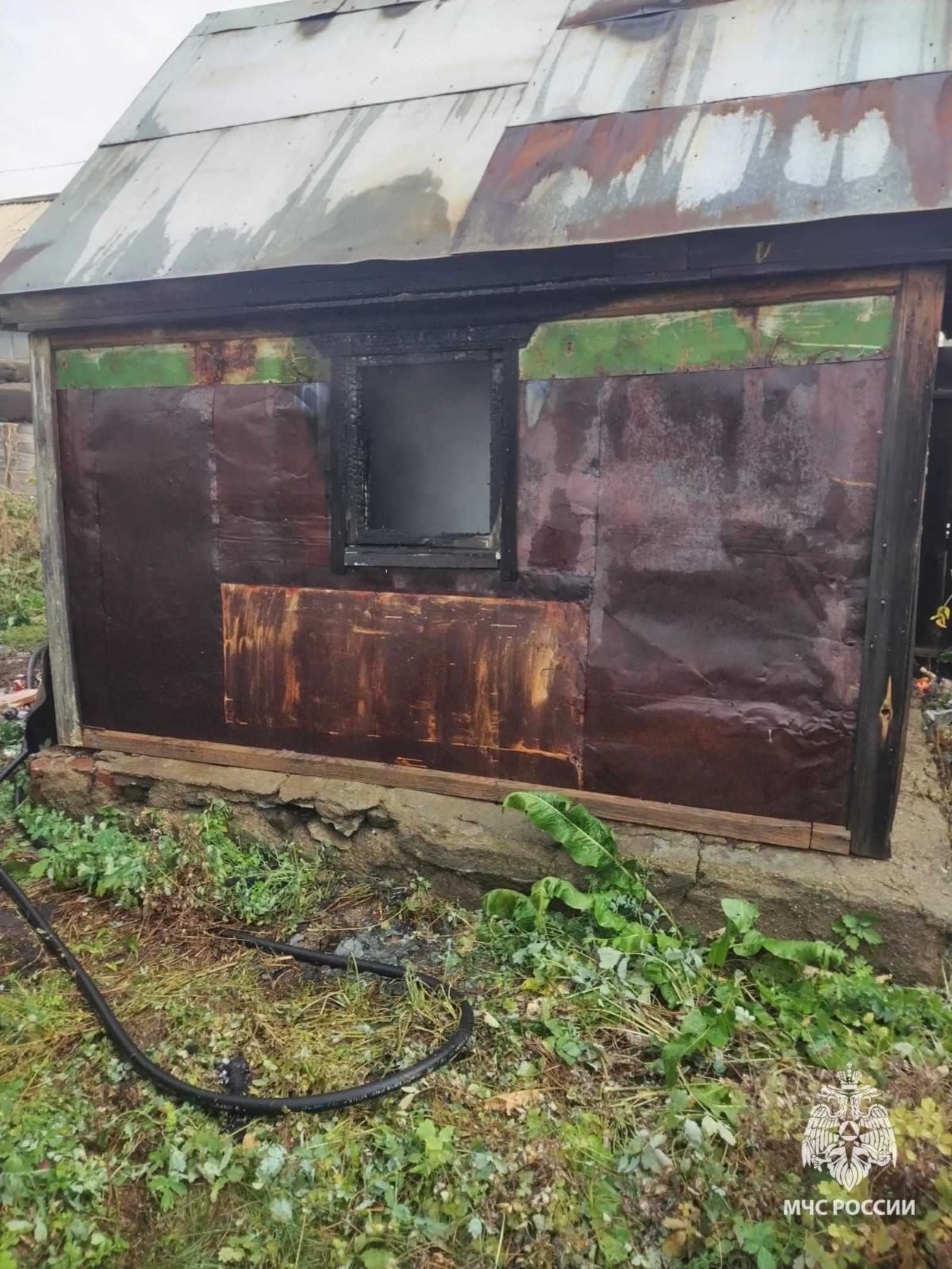 В Башкирии при пожаре в хозпостройке погибли двое мужчин