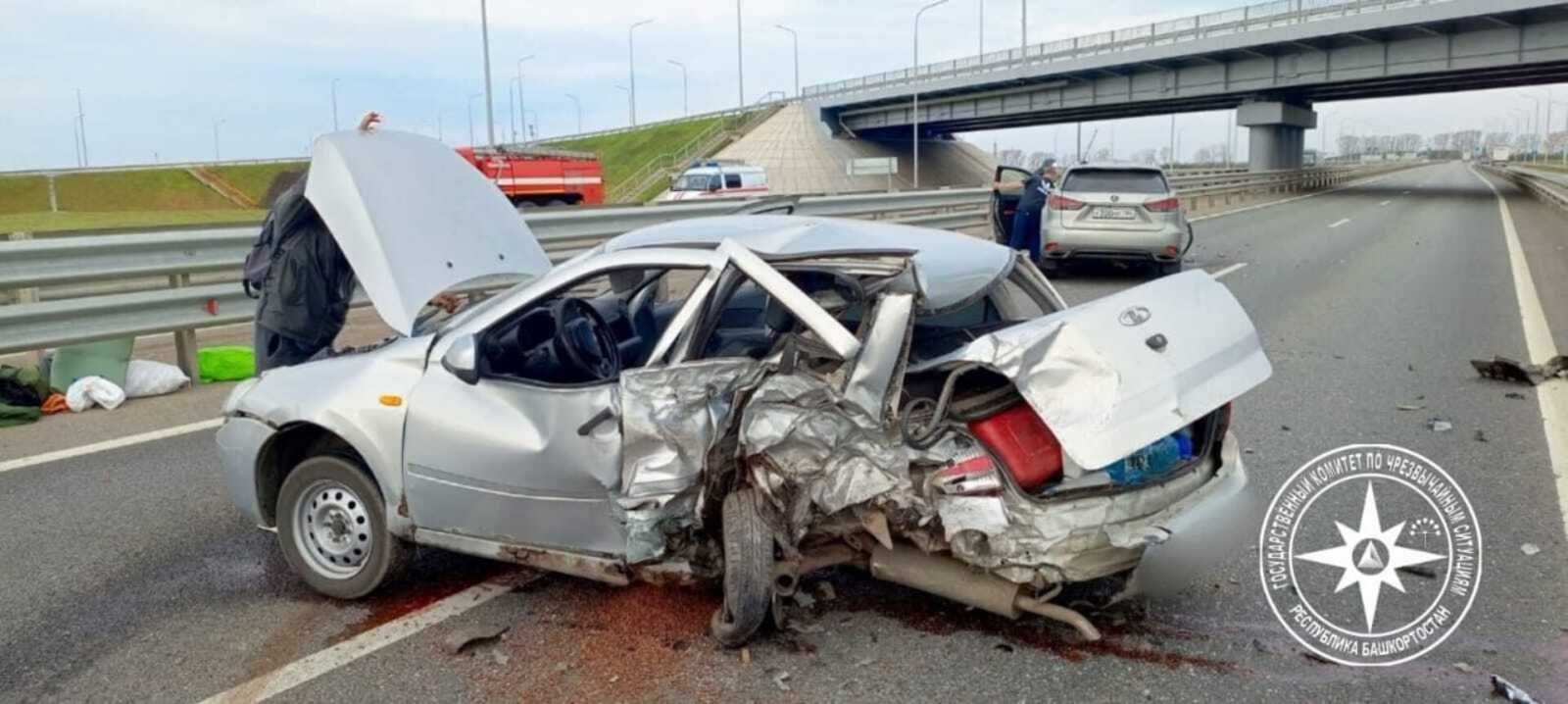 На трассе в Башкирии Lexus врезался в остановившуюся Lada