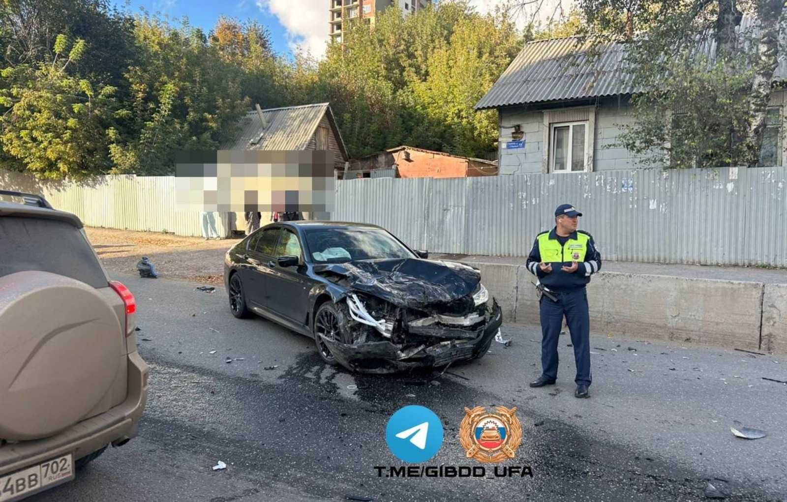 В Уфе водитель BMW столкнулся с двумя машинами, есть пострадавший