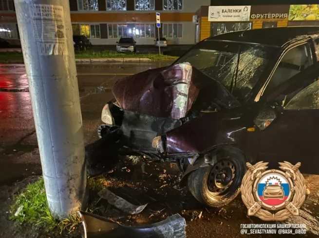 В Бирском районе Башкирии водитель погиб, врезавшись в опору