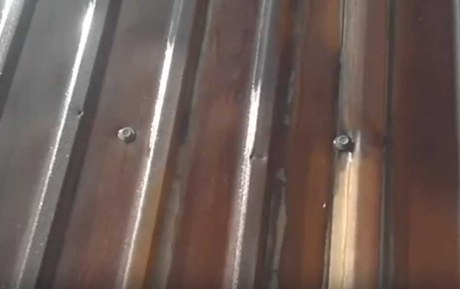 Профлист на саморезы не прикручиваю — нашел другой способ — ржавых подтеков больше нет