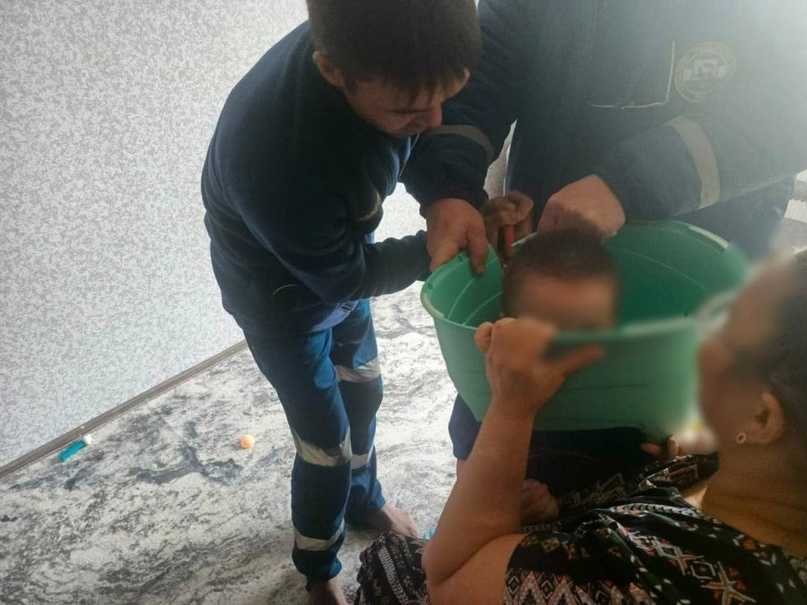 В Уфе спасатели освободили двухлетнего мальчика, застрявшего в горшке
