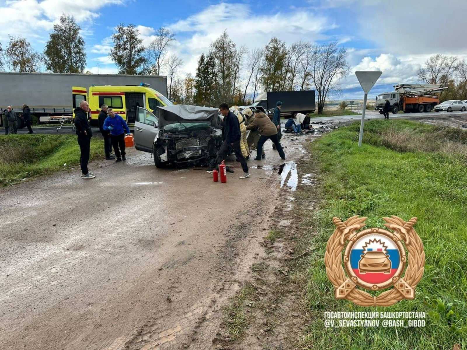 В Башкирии в лобовом ДТП погиб водитель, еще четыре человека в больнице