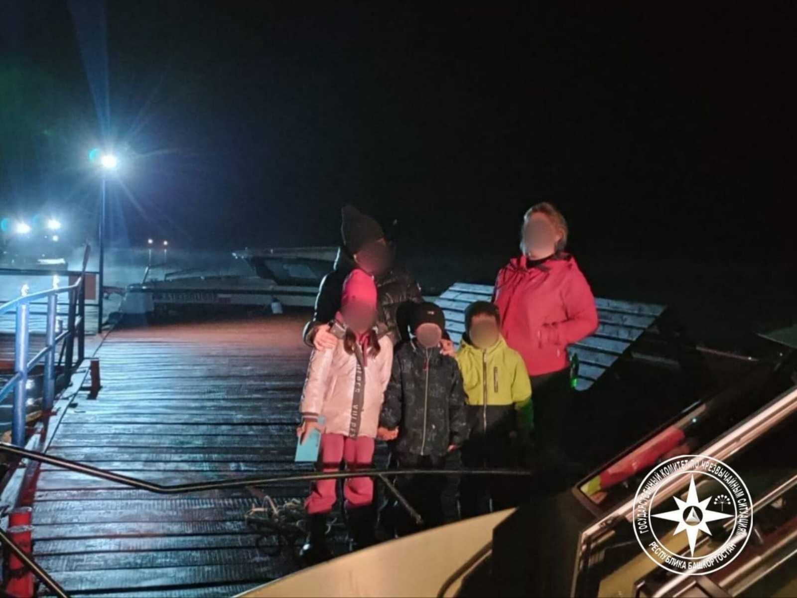 В Башкирии спасли семью с тремя детьми, у которой сломался катер на Павловском водохранилище