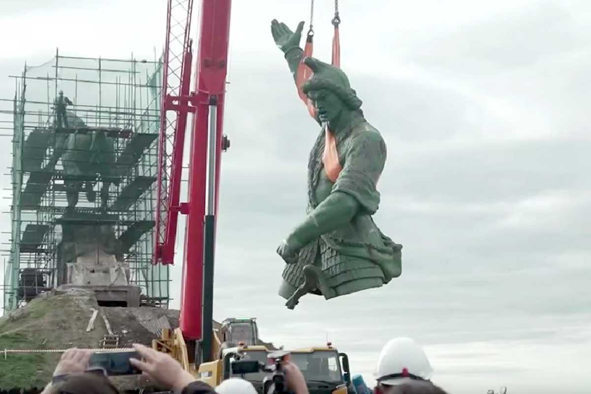 В Уфе начали разбирать памятник Салавату Юлаеву. Всадника уже сняли с постамента