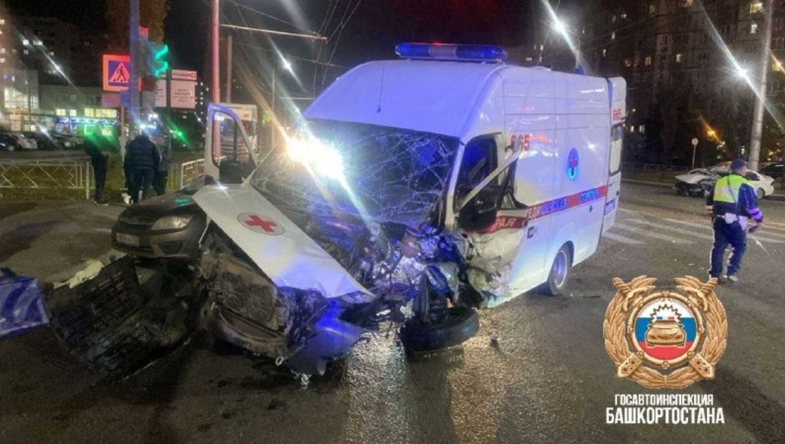 В Уфе в ДТП со скорой помощью пострадали пять человек