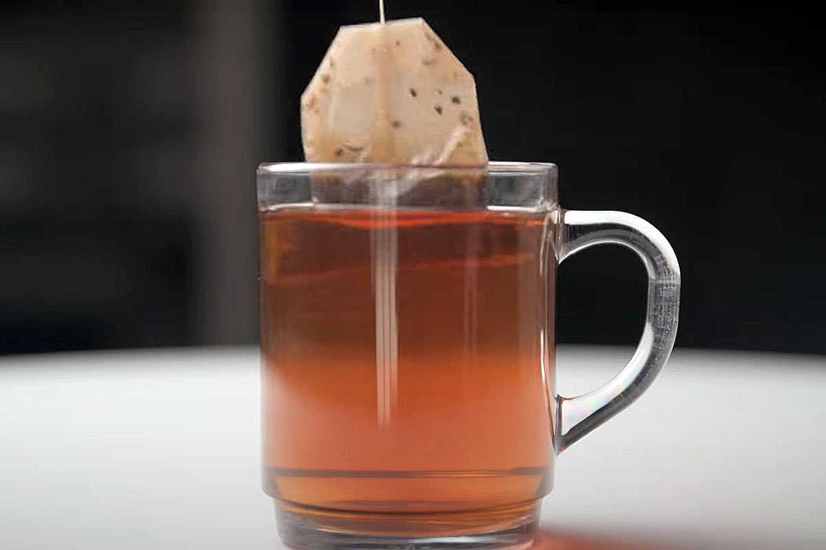 Назван чай, одна кружка которого наносит человеку вреда больше, чем бутылка водки — держитесь от него подальше