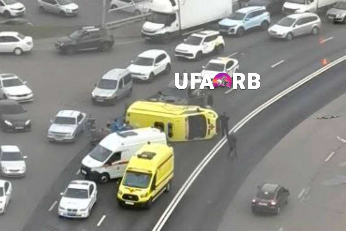 В Уфе на улице Бакалинской перевернулась скорая с пациентом