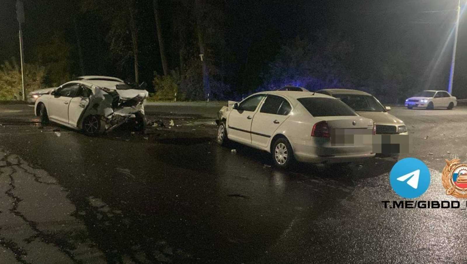 В Уфе водитель протаранил две машины на светофоре