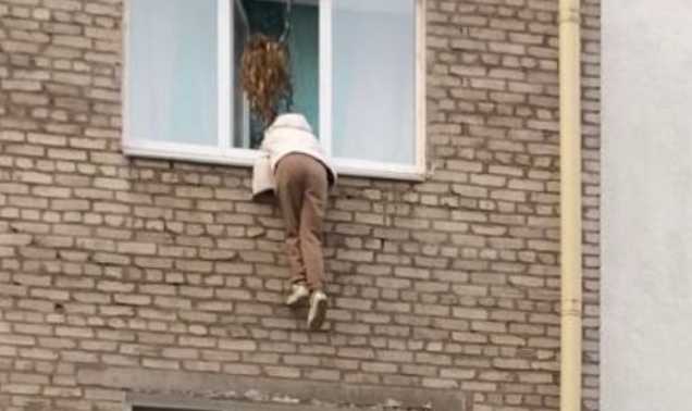 В Уфе спасли девушку, повисшую на карнизе третьего этажа