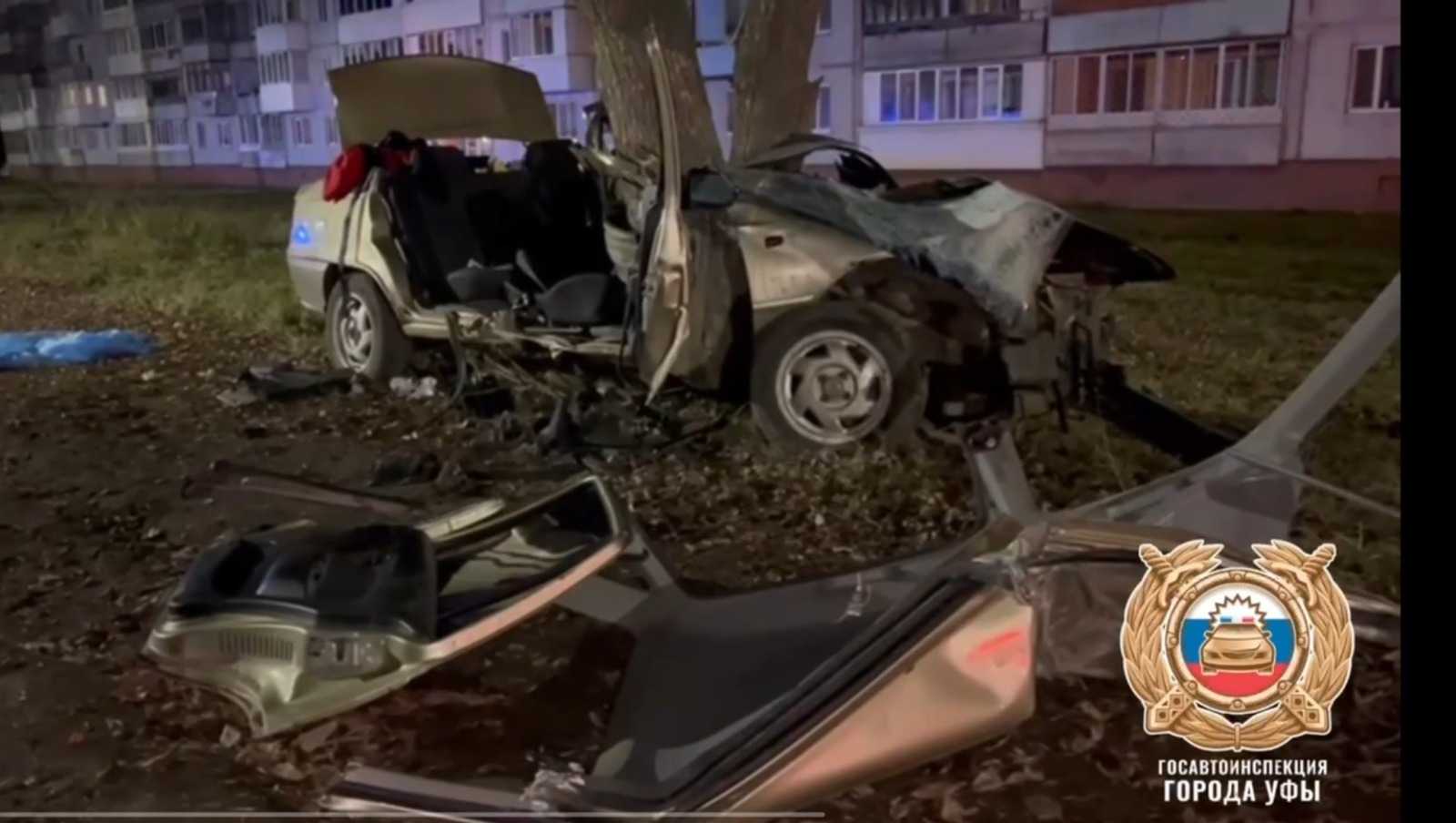 В Уфе подросток без прав врезался в дерево