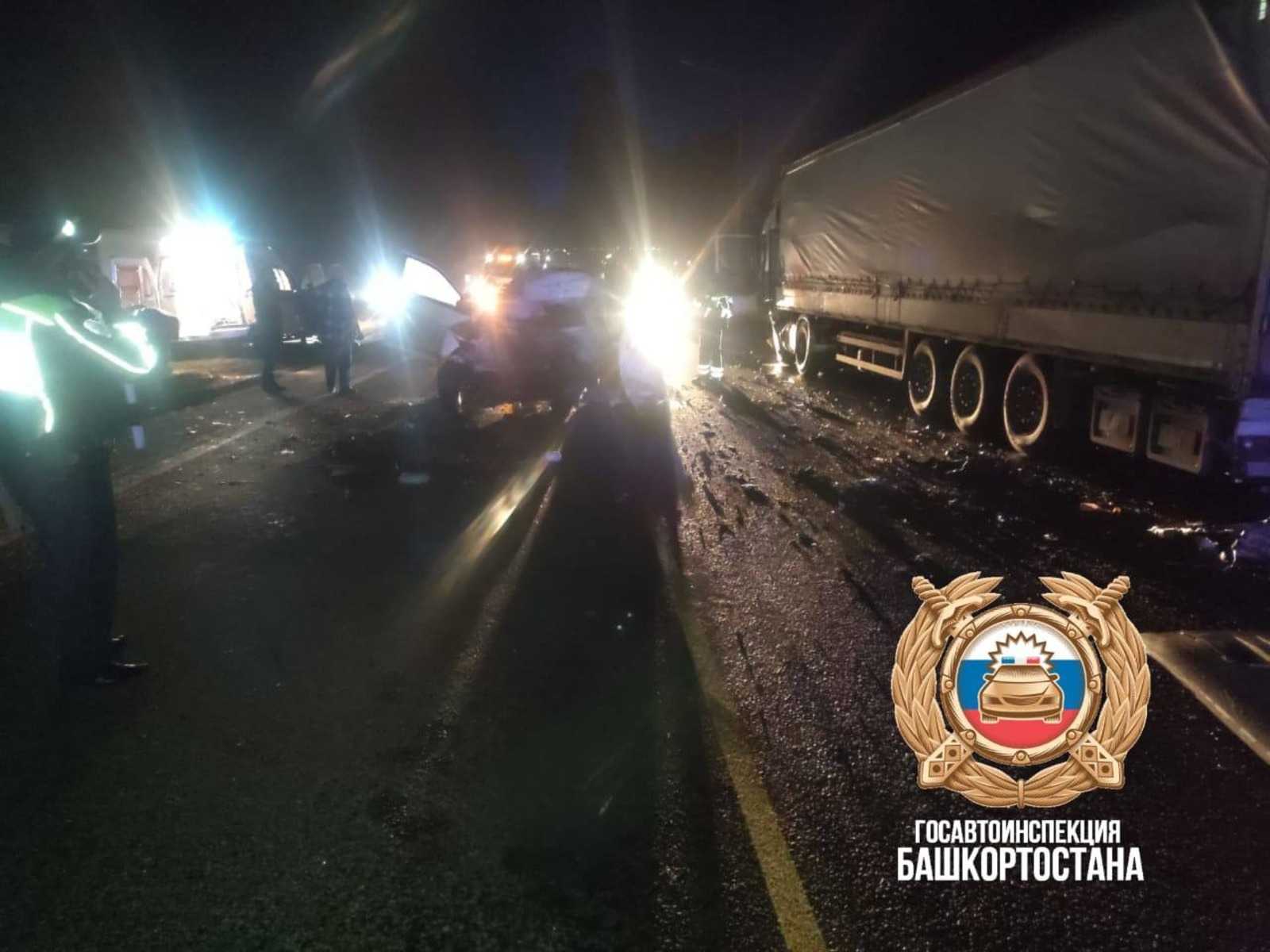 На трассе М-5 в Башкирии водитель пикапа погиб при столкновении с фурой