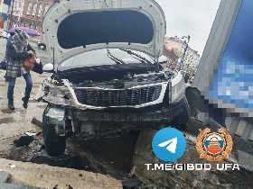 В Уфе водитель потерял управление и врезался в здание