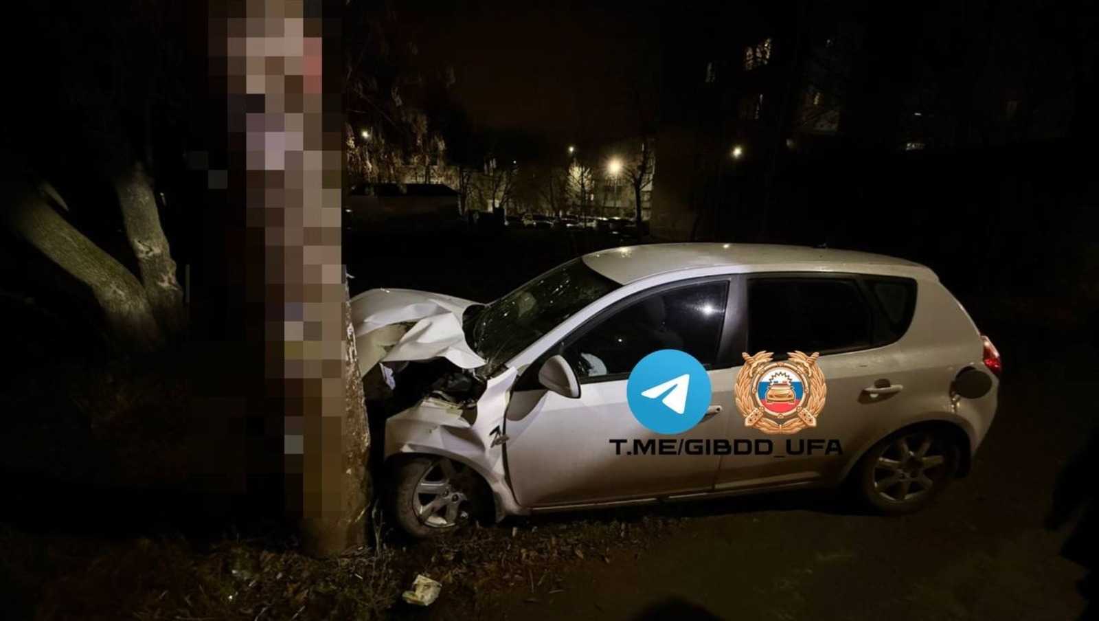 В Уфе пьяный водитель без прав врезался в электроопору