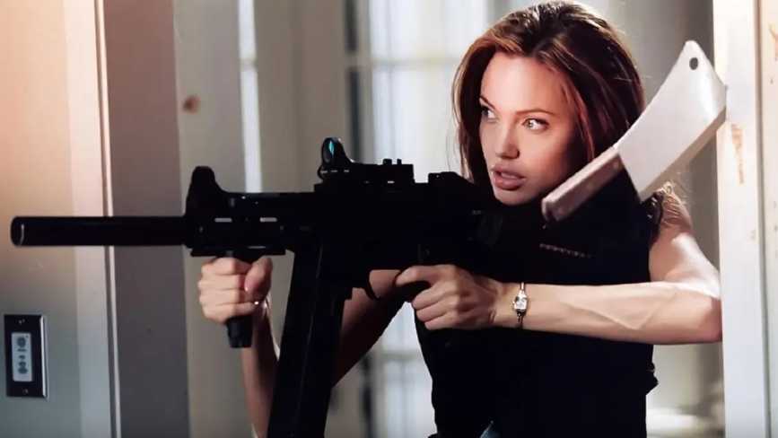 «Миссис Смит» не удалось отбить подчиненного: водитель Анджелины Джоли пополнит ряды ВСУ