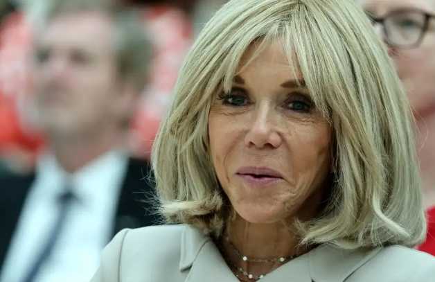 Брижит Макрон сходит с ума из-за оттопыривающихся брюк: боится, что такой наряд подтвердит слухи о ее «мужском прошлом»