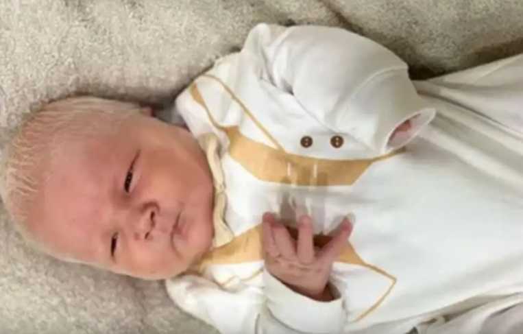 «Белый, словно ангел»: в Нижнем Тагиле у смуглых родителей появился на свет удивительный ребёнок-альбинос